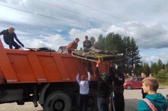 В Оленегорске подростки собрали КамАЗ мусора