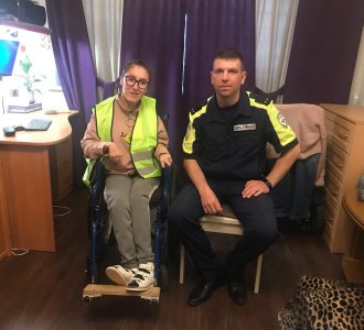 В Оленегорске девушке-инвалиду добраться до дома помог инспектор ГИБДД 
