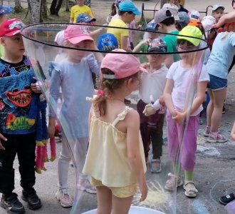 В Оленегорске для дошколят устроили шоу мыльных пузырей
