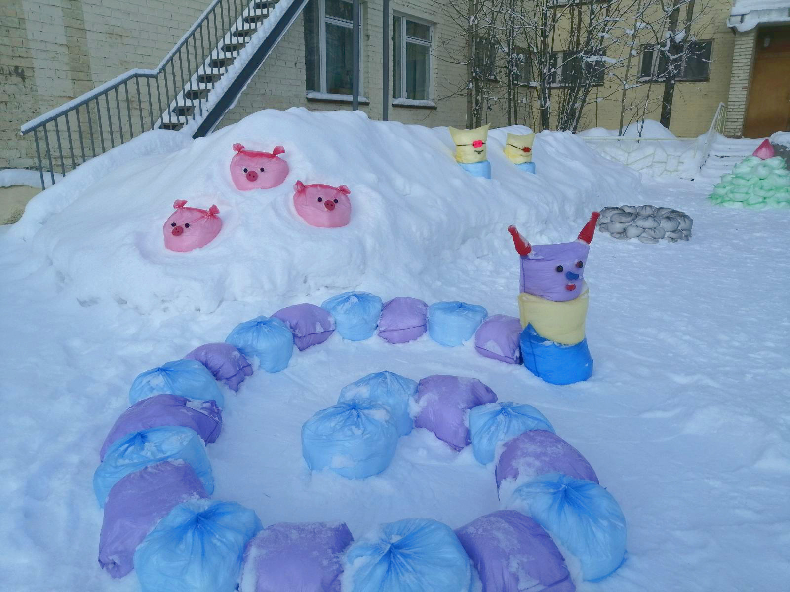 Снежные фигуры, постройки из снега. Оформление зимних участков