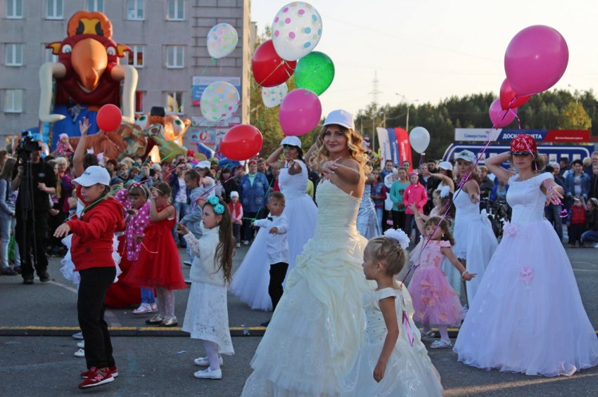 Погода в оленегорске на 10. Оленегорск день города. Парад Оленегорск. С праздником город Оленегорск. День молодёжи Оленегорск.