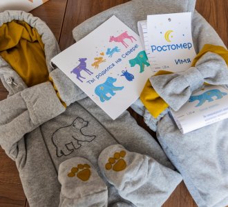 В Мурманской области начали вручать обновленные подарки новорожденным 