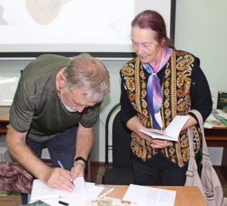 Встали в пару стихи и гитара