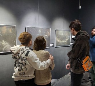 В День космонавтики в Музейно-выставочном зале «У Оленьей горы» открылась первая в Оленегорске аудио-визуальная выставка «Снимок на расстоянии вечности».
